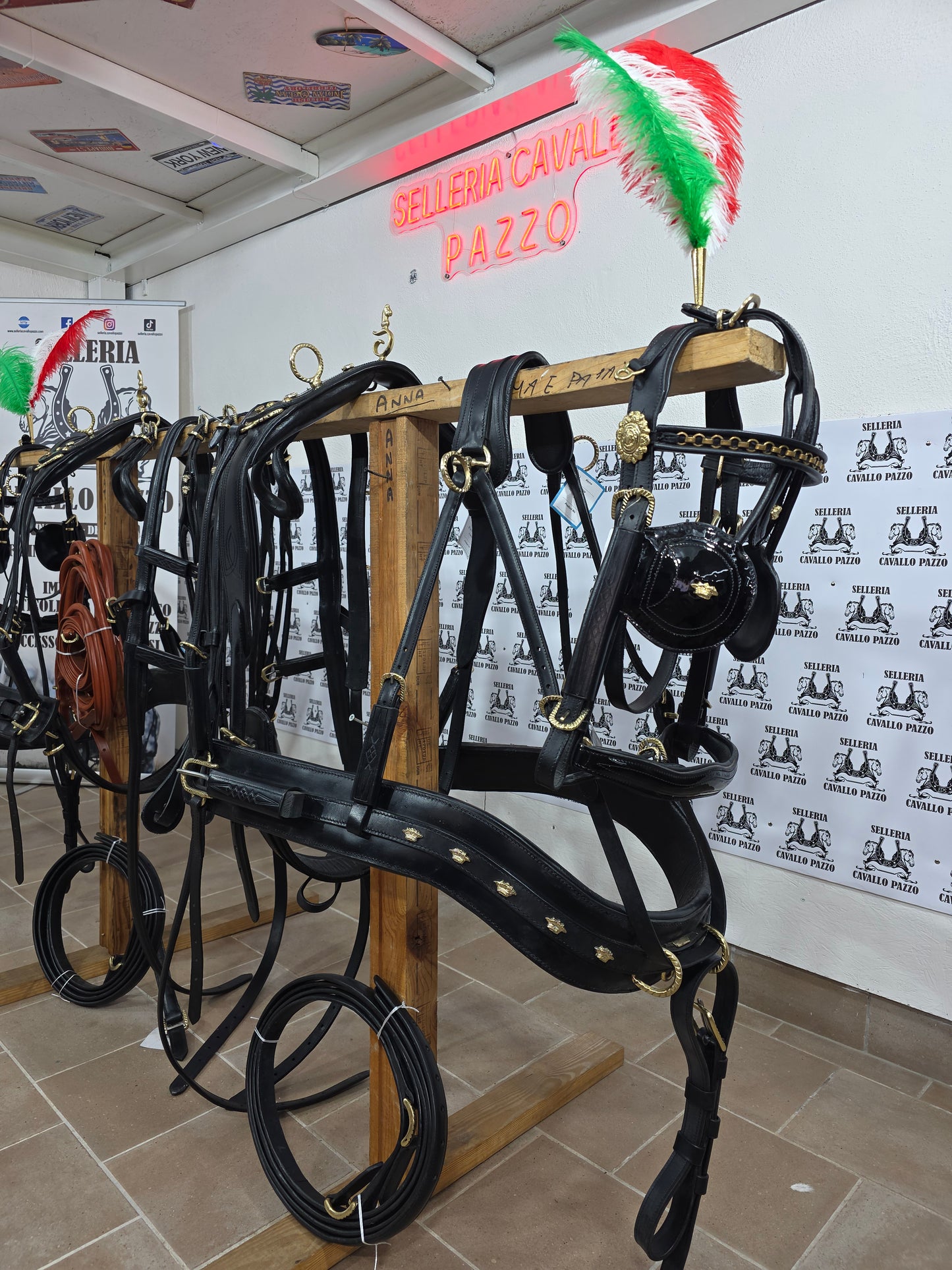 FINIMENTO  IN CUOIO LUCIDO PARTICOLARE E LAVORATO CON PASSANTE UNICO IN CUOIO INCISO / ottone