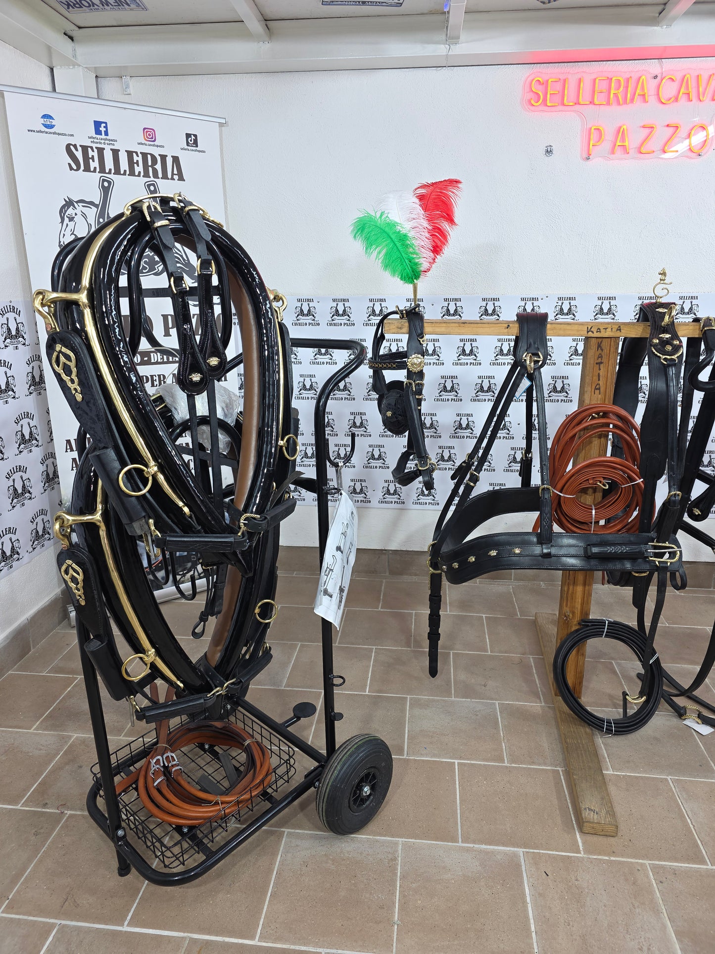 FINIMENTO  IN CUOIO LUCIDO PARTICOLARE E LAVORATO CON PASSANTE UNICO IN CUOIO INCISO / ottone