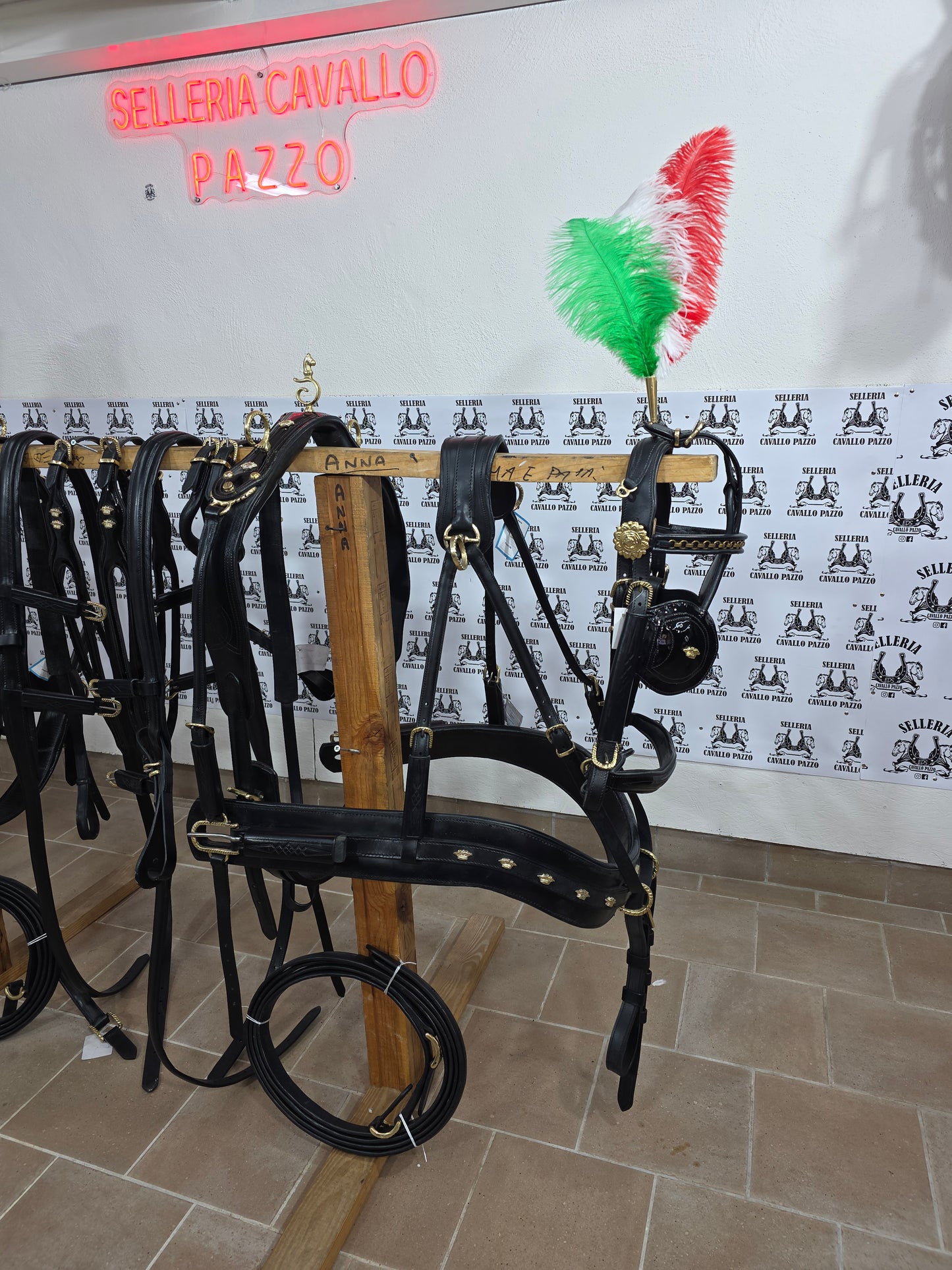 FINIMENTO  IN CUOIO LUCIDO PARTICOLARE E LAVORATO CON PASSANTE UNICO IN CUOIO INCISO / ottone