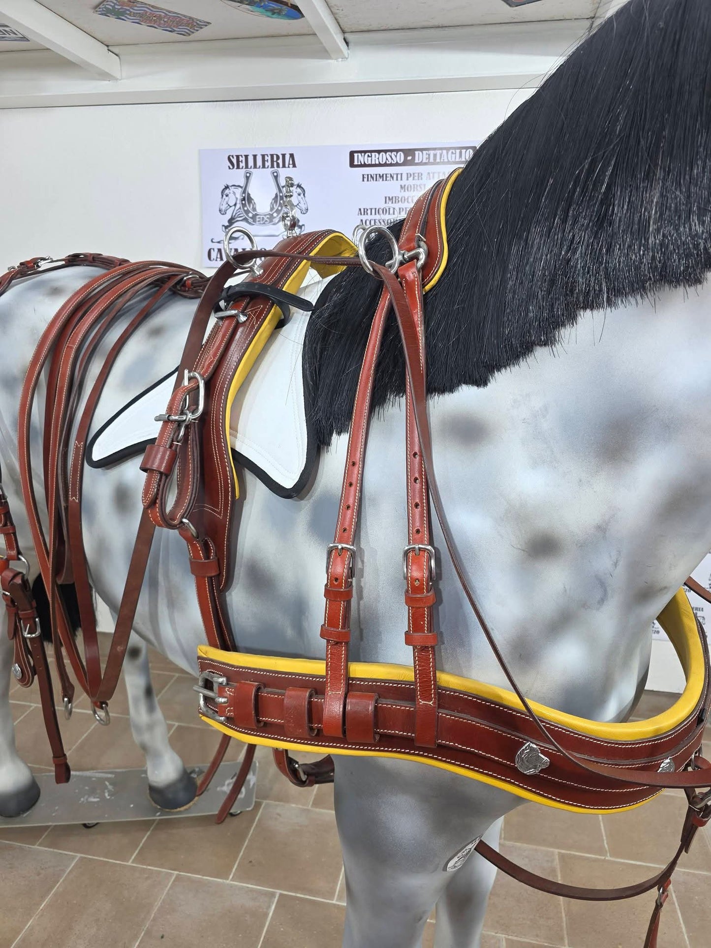 FINIMENTO COMPLETO SINGOLO IN CUOIO COGNAC.PARTICOLARE