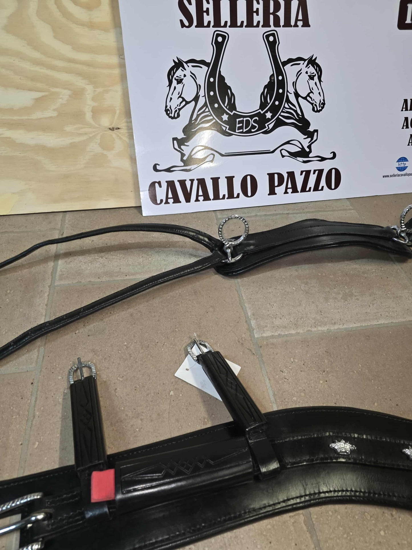 PETTORALE CON BOX  IN CUOIO INCISO