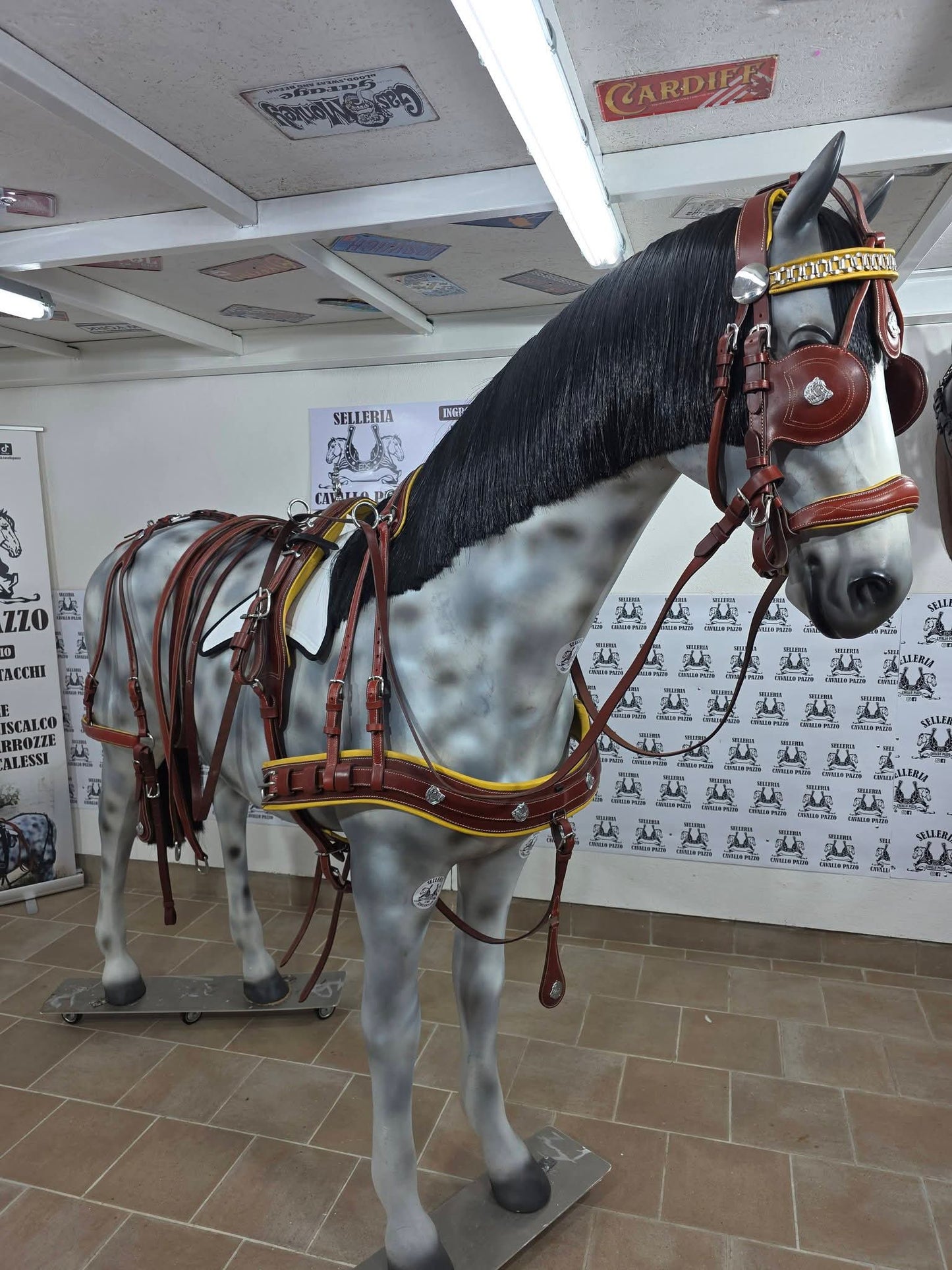 FINIMENTO COMPLETO SINGOLO IN CUOIO COGNAC.PARTICOLARE