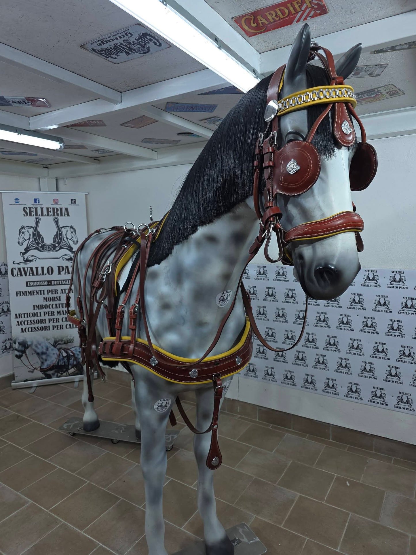 FINIMENTO COMPLETO SINGOLO IN CUOIO COGNAC.PARTICOLARE