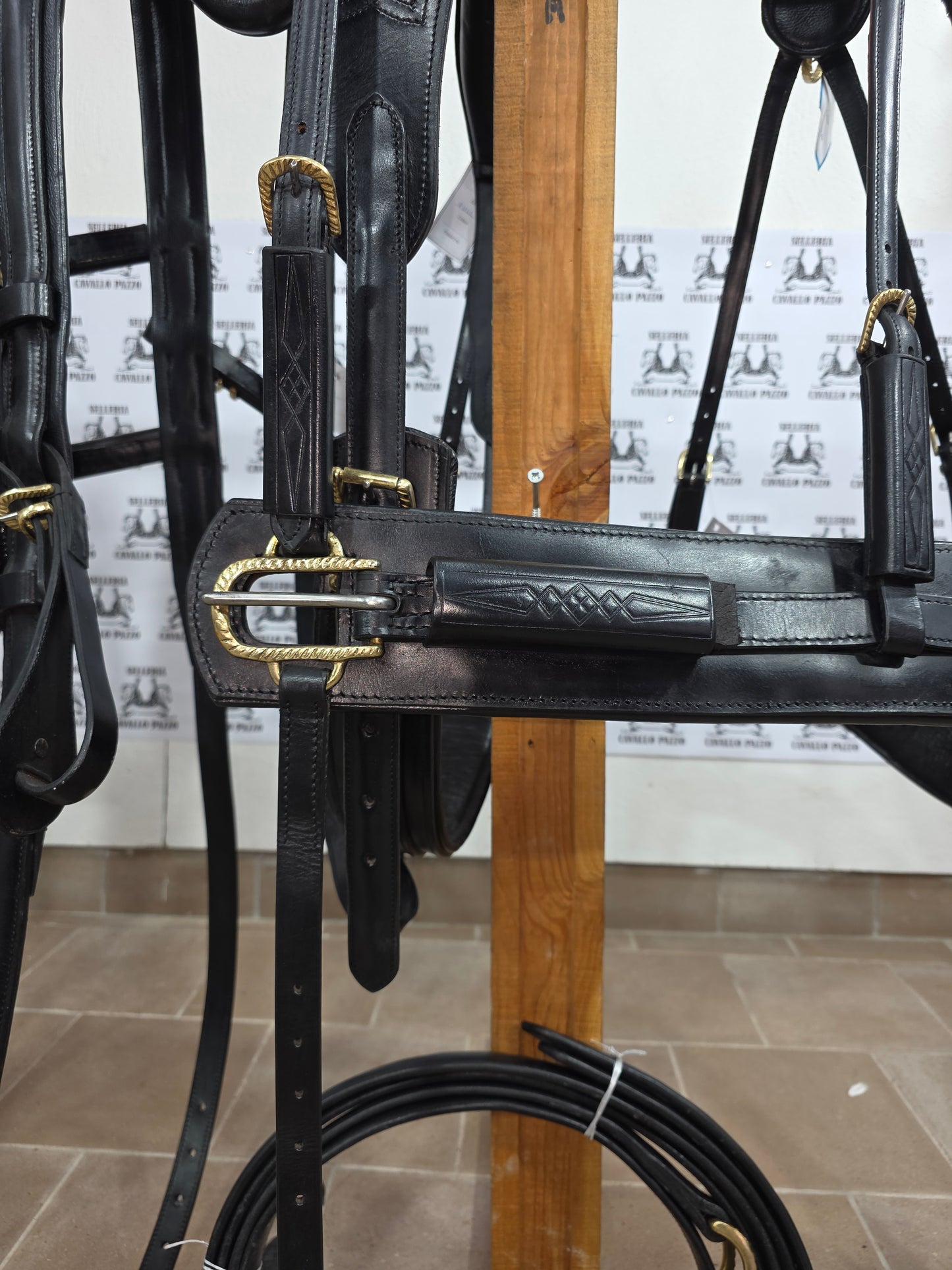 FINIMENTO  IN CUOIO LUCIDO PARTICOLARE E LAVORATO CON PASSANTE UNICO IN CUOIO INCISO / ottone